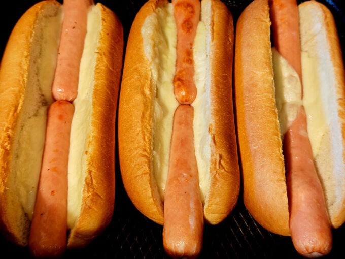 Chrupiące hot dogi z air fryera